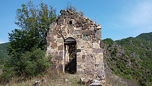 ویرانه‌های کلیسایی متعلق به دوره قرون وسطی در نزدیکی روستای یغگنوت