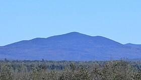 Vue de la montagne Merrill depuis le chemin de la Rivière-Bergeron, à Piopolis, à l'ouest.