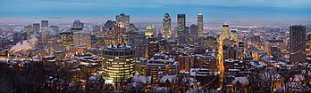 Un panorama du centre-ville de Montréal, l'hiver. (définition réelle 9 118 × 2 774)