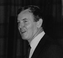 Г-н Джон Мур М.П. выступая на ежегодном обеде общества LSE, 5 июня 1985.jpg