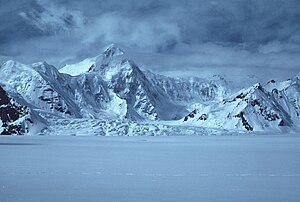 Dusty-Gletscher, im Hintergrund Mount Kennedy