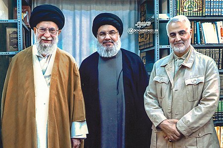 El líder suprem aiatol·là Ali Khamenei (esquerra), el secretari general de l'Hesbol·là Hassan Nasrallah (centre) i Qassem Soleimani (dreta), 2019