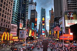 I neon e il trambusto di Time Square