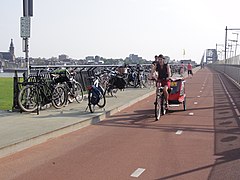 Fahrradweg über den Snelbinder in Nijmegen