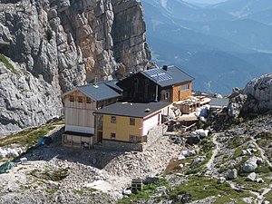 Passauer Hütte mit neuem Anbau von 2012 (vorne links) und 2015 (vorne Mitte)