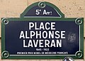 Plaque de rue de la place Alphonse-Laveran, précisant qu’il fut le premier prix Nobel de médecine français.