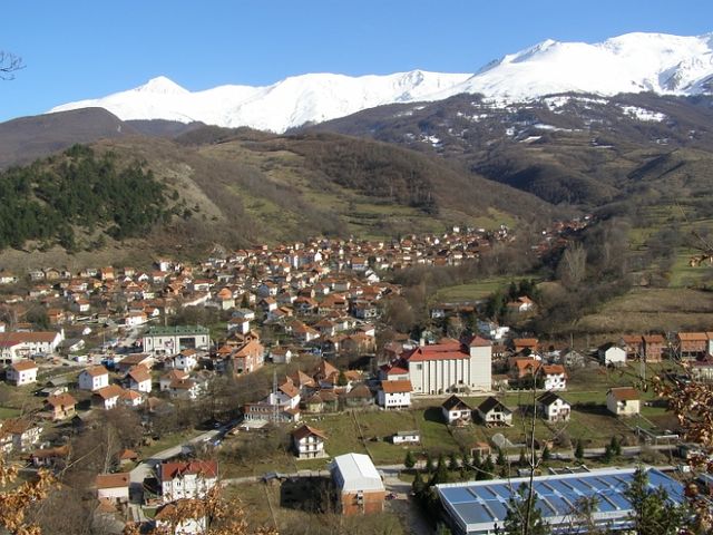Estação de esqui Brezovica e a cidade de Štrpce