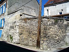 Vestiges des remparts, réparés pour la dernière fois en 1575 et démolis à la Révolution ; rue de l'Éperon.