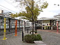 嵐電天神川站（左側）與市營地下鐵東西線太秦天神川站3號出入口（右側內）