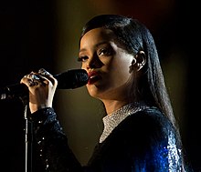 Rihanna sur scène, micro à la main