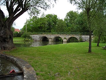 Pont sur l'Aron à Fleury, commune de Biches