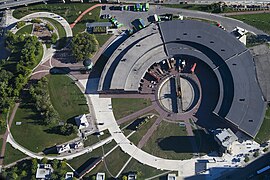 Vista dall'alto della piattaforma girevole e della rimessa circolare del deposito di Toronto nel 2012.