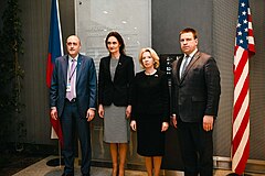 一人おいて、左からリトアニアのヴィクトリヤ・チミリーテ＝ニールセン国会議長、ラトビアのイナーラ・ムールニエツェ国会議長、ラタス（2022年3月30日）