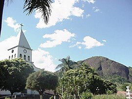 Vista da Igreja Matriz e seus jardins e a Pedra de Sant'ana ao fundo.