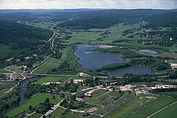 Norrfjärden närmast, Selångersfjärden (rakt fram) och Prästtjärnen till höger. Fotot är taget 16 juni 1988.