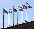 Les six drapeaux historiques de la colonie du Cap à la république d'Afrique du Sud dans leur ordre chronologique, le drapeau actuel figurant à gauche.