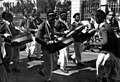 Un steelband à Port-d'Espagne, Trinidad, dans les années 1950.