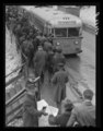 Stahlarbeiter auf dem Weg nach Hause, Gewerkschafter verteilen Zeitungen, 1941 (Photo von Jack Delano). Der Bus fährt zum Plan 12.