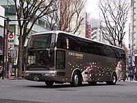 東急トランセの貸切車 (SI2277) 三菱ふそう・エアロクィーンII (KL-MS86MP) 貸切塗装「マーキュリーカラー」だったが、改造と塗装変更を受け「東急トランセプレミアム」として使用されている。