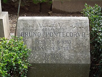 Tomba del físic Bruno Pontecorvo (1913-1993)