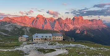 L'alpenglow sur le groupe du Catinaccio, avec le refuge Bolzano au premier plan.