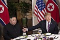 夕食会での北朝鮮の金正恩委員長(左)とアメリカのトランプ大統領(右)