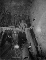 Nach dem Bau des Sohles­tollens und dem Aufschlitzen des Firstes weiten nun die Arbeiter den Tunnel auf das endgültige Profil aus.
