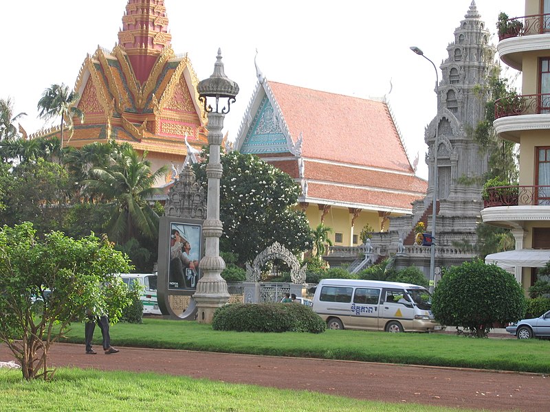 File:WatOunalom Phnom Penh 2005 1.JPG