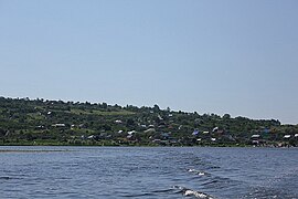 Vue du village au bord de la Volga