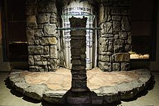 עמוד תפילה מאבן וזכוכית בבית הכנסת.