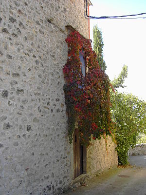 Un callejón desciende desde la iglesia de Sami...