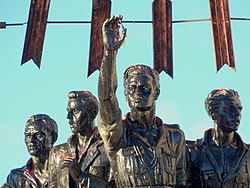 Паметник с Редондо (в средата, с вдигната ръка)