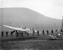 25. April 1913, Oskar Bider landet auf dem Gitterli, Liestal. Fotograf, Arnold Seiler-Rudin. Copyright, Staatsarchiv Basel-Landschaft. https://www.kimweb.ch/sammlungen#999cf841-400e-7e2d-e336-9fa7023f3393 Der Flugpionier Oskar Bider (1891–1919) aus Langenbruck mit seinem Mechaniker Jean-Blaise Saniez (1889–1976) nach der Landung am 25. April 1913 auf dem Gitterli in Liestal. Zwei Tage danach fand der Liestaler Flugtag statt. Hinter der Maschine sperrt das Militär nicht die Landebahn vor unvorsichtigen Zuschauern ab, sondern Oskar Bider war mitten in einer exerzierenden Truppe gelandet. Das Flugzeug ist ein Eindecker von Louis Blériot mit einem Motor von 80 PS, der Anfang April 1913 eingebaut worden war. Bider hat am 13. Juli 1913 als Erster eine Alpenüberquerung geschafft – von Bern nach Mailand über das Jungfraujoch, zugleich mit 3600 m Schweizer Höhenrekord. Das Flugzeug ist ein Eindecker von Louis Blériot mit einem Motor von 80 PS, der Anfang April 1913 eingebaut worden war.