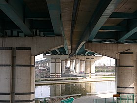 Canal Saint-Denis sous le viaduc.