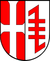 in Silber eine rote Hausmarke in Form eines Doppelhakens mit drei Mittelstreben (Mittelkreuzsprossen) (Ebenau)