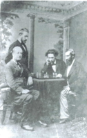 1880: Schaaktafereeltje in het VAS, waarin Pinedo (rechts) in overleg met Rudolf Loman tegen Henry Bird (links) speelt. G. Mohr kijkt toe.