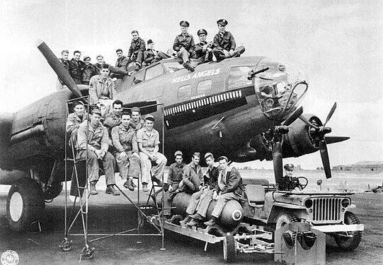 Hell’s Angels avec son personnel au sol et son équipage après avoir terminé sa trente-et-unième mission.