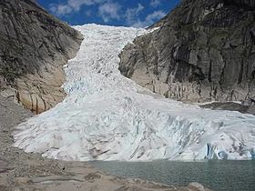 Ледник (норв. Briksdalsbreen) в национальном парке Юстедалсбреэн привлекает около 300 тысяч туристов в год