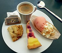 Café gourmand mit Tarte und Clafoutis.