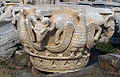 Un autre type de chapiteau byzantin : feuillages surmontés de protomés animaux saillants. Phillipes, Grèce.