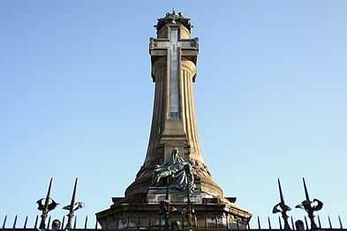 La Chapelle Expiatoire vue d'en bas. La croix d'albâtre est mise en valeur, illuminée de l'intérieur chaque nuit du 29 juillet.