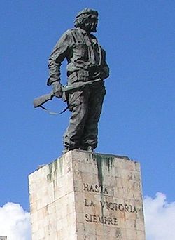 Monumento al Che Guevara (con su brazo enyesado) en Santa Clara, donde se encuentran enterrados sus restos.