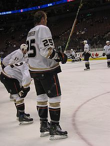 Chris Pronger et les autres joueurs avec le maillot blanc des Ducks