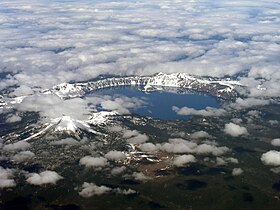 Vue aérienne du mont Mazama dont la caldeira est remplie par le Crater Lake.