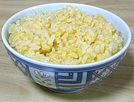 Mélangez : le noir s'atténue et le riz brille d'une couleur dorée.