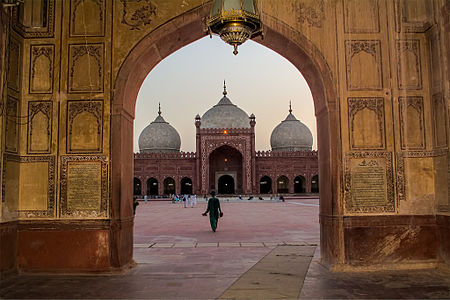 "Entrance_Badshahi_Mosque" by User:Moiz.ismaili