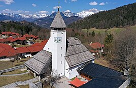 Franziskuskirche mit Blick zum Untersberg (re: Seitenansicht)
