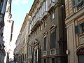 Cenova merkezinde "Via Garibaldi"'den "Piazza Fontane Marose" meydanına giderken iki yandaki konak ve saraylar