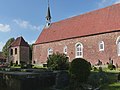 Schip van deze kerk, en links de vrijstaande klokkentoren