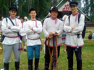 Летняя национальная одежда мужчин сету (Артур Линнус, Ялмар Вабарна, Аарне Лейма и Матис Лейма), 2013 год